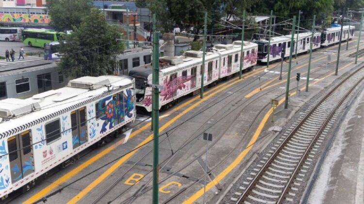 Falla el Tren Ligero en ruta al Estadio Azteca a 10 días del Mundial; queda ladeado sobre las vías