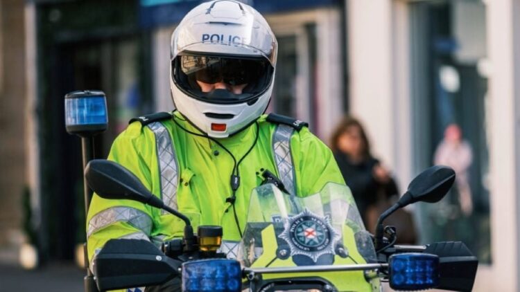 Sujeto ataca con arma blanca a una persona en Irlanda del Norte; le provoca lesiones en los ojos y la deja en estado grave