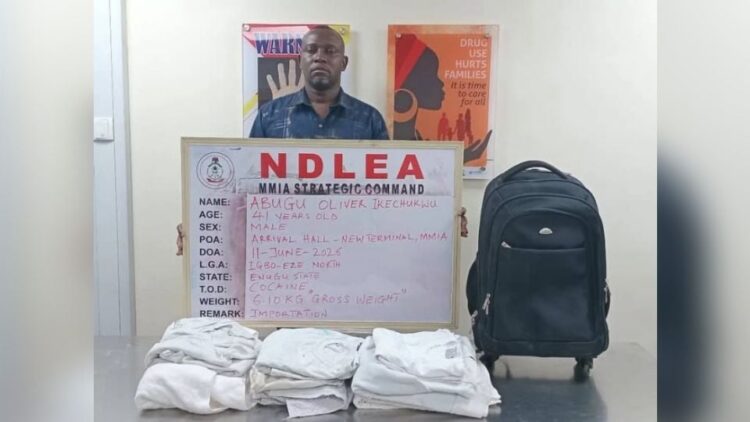 Detienen en Nigeria a empresario brasileño con más de seis kilos de cocaína impregnada en camisas