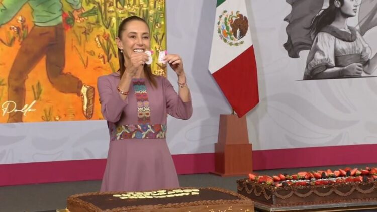 Sheinbaum celebra su cumpleaños con «Las Mañanitas», los «Beatles» y pastel en la conferencia matutina