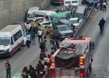 Tráiler sin frenos provoca carambola con más de 30 autos y deja múltiples heridos en Tijuana