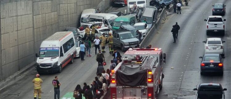 Tráiler sin frenos provoca carambola con más de 30 autos y deja múltiples heridos en Tijuana