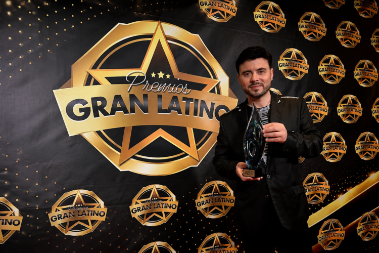 El astro portugués Eddie triunfa en Nueva York en los Premios Gran Latino