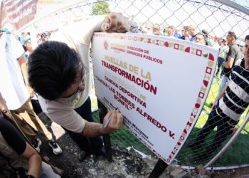 ISAAC MONTOYA ENTREGA CANCHA RENOVADA EN LAS TORRES