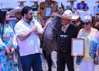 ISAAC MONTOYA DEVELA PLACA EN EL LIENZO CHARRO DE NAUCALPAN