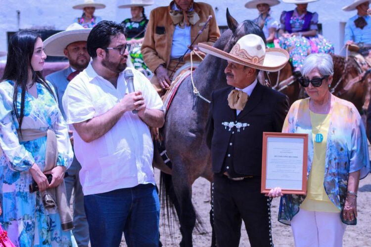 ISAAC MONTOYA DEVELA PLACA EN EL LIENZO CHARRO DE NAUCALPAN