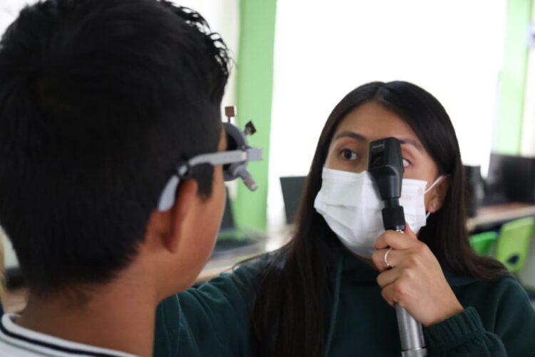 En Huixquilucan miles de estudiantes son beneficiados con lentes gratuitos