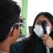 En Huixquilucan miles de estudiantes son beneficiados con lentes gratuitos