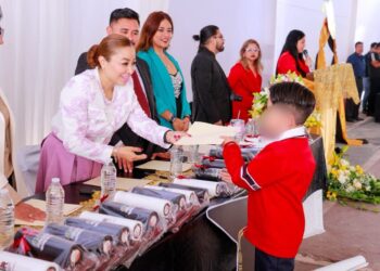 REFRENDA YOSELIN MENDOZA COMPROMISO CON LA EDUCACIÓN AL FUNGIR COMO MADRINA DE ESTUDIANTES