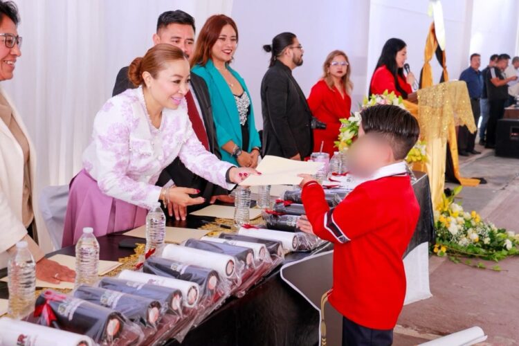 REFRENDA YOSELIN MENDOZA COMPROMISO CON LA EDUCACIÓN AL FUNGIR COMO MADRINA DE ESTUDIANTES
