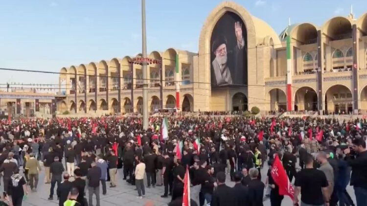Funeral del líder supremo de Irán reúne a miles entre llanto y llamados de venganza