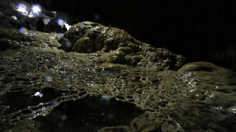 Buscan a cuatro integrantes de una familia atrapada en la Gruta Chichicazapan tras fuertes lluvias en Puebla