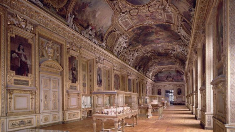 El Louvre reabre la Galería Apolo sin sus joyas y con los murales como protagonistas del lugar del robo