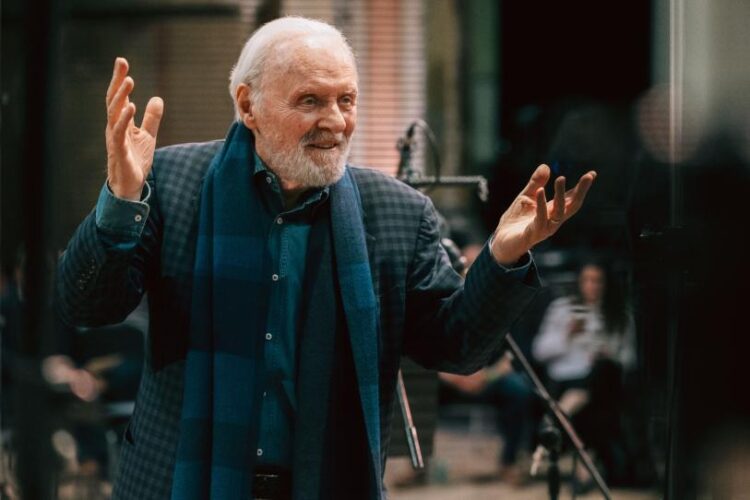 Anthony Hopkins convierte la música en una reflexión sobre la muerte a los 88 años