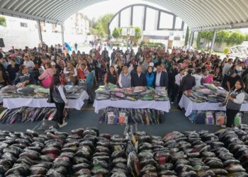 EN ATIZAPÁN DE ZARAGOZA ENTREGAN KITS ESCOLARES A ESTUDIANTES