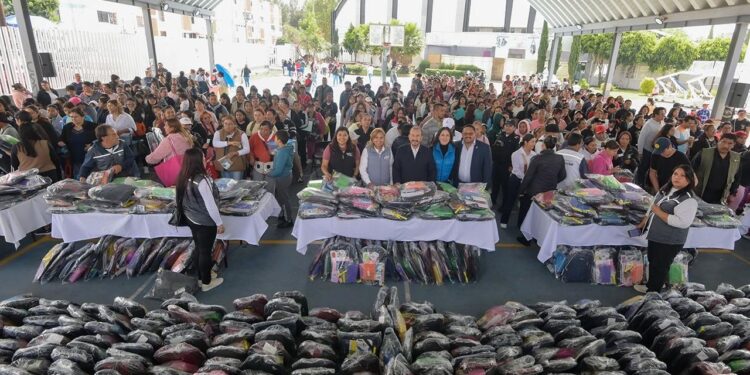 EN ATIZAPÁN DE ZARAGOZA ENTREGAN KITS ESCOLARES A ESTUDIANTES