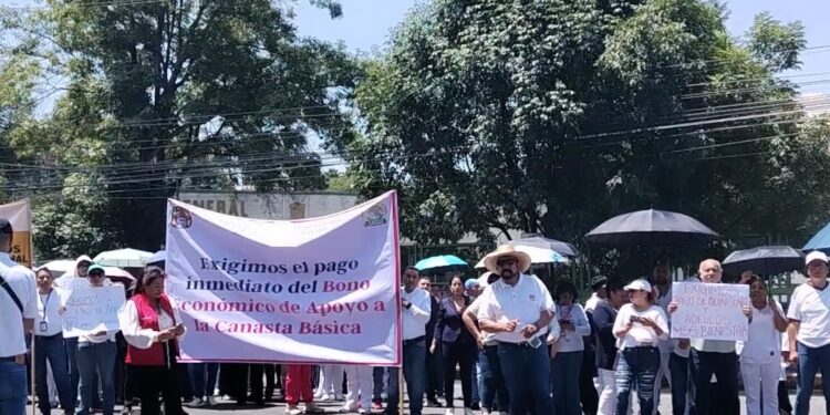 Por falta de pagos empleados del sector Salud colapsan al Edomex