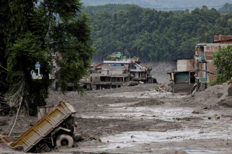 Inundaciones repentinas en Nepal dejan 98 muertos y casi 500 turistas desaparecidos