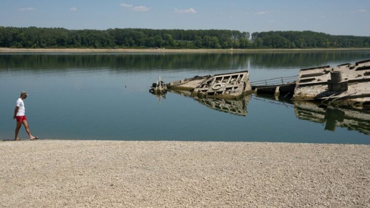 El Danubio expone los fantasmas de la Segunda Guerra Mundial con barcos nazis a la vista