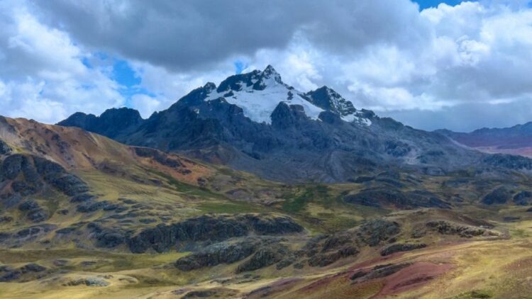 Deslave en carretera deja un muerto y cuatro heridos tras sismo de magnitud 4.4 en Perú