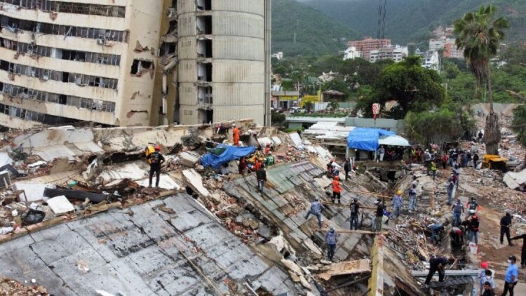 Suman 294 muertos tras terremoto de magnitud 7.4 que sacudió a Colombia el lunes