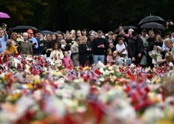 Luto en Noruega: decenas de miles de personas despiden al rey Harald V con flores y tarjetas