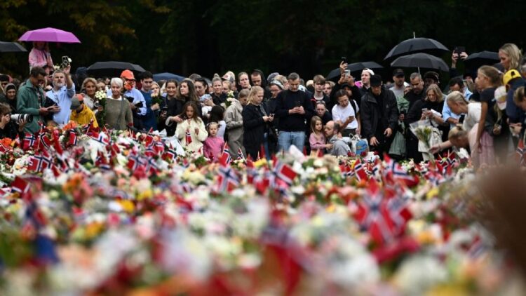 Luto en Noruega: decenas de miles de personas despiden al rey Harald V con flores y tarjetas