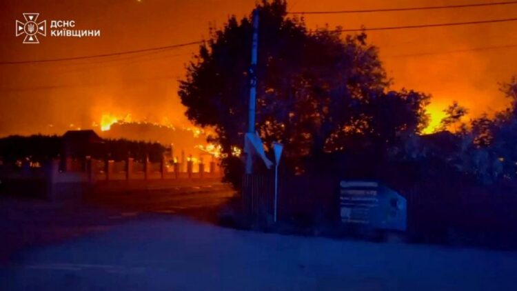 Ataque ruso a un almacén cerca de Kyiv deja 37 muertos y un incendio que se propagó a viviendas