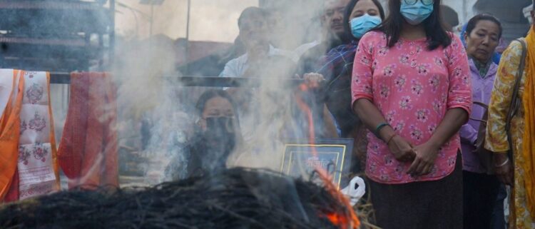 Celebran familias funerales sin cuerpos mientras Nepal busca a miles de desaparecidos