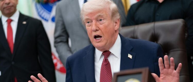 Detienen a exlocutor de radio por amenazar de muerte a Donald Trump