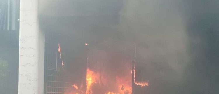 Se incendia agencia automotriz de la Nueva Industrial Vallejo, en GAM