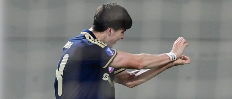 Marca su primer gol y asistencia con Olympiacos la ‘Hormiga’ González