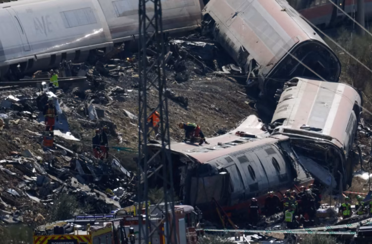 Así fue el choque entre dos trenes en España que dejó al menos 68 personas fallecidas