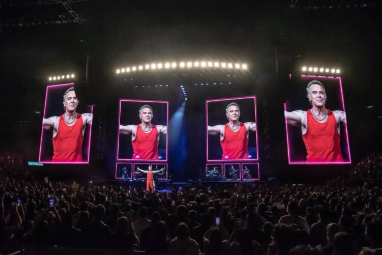 Robbie Williams convierte el Palacio de los Deportes en una gran celebración