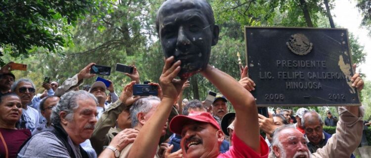 Sheinbaum reprueba vandalización de estatua de Felipe Calderón en Los Pinos