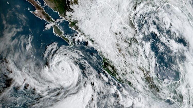 Huracán «Rachel» se debilita a categoría 1, pero se mantiene alerta por lluvias y alto oleaje en el Pacífico