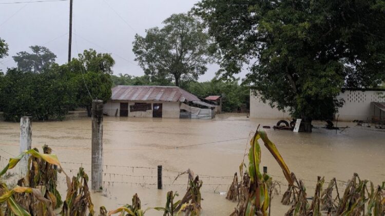 El paso del huracán «Isaías» y de la tormenta «Simón» dejarán intensas lluvias en varios estados
