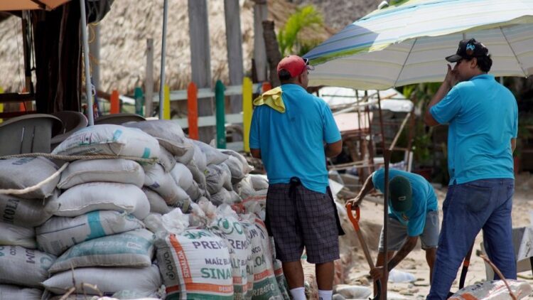 El huracán «Simón» cambia su trayectoria y permanecerá más tiempo en las costas de Jalisco