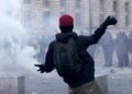 Detienen a 100 personas en París durante protestas sociales y disturbios en Francia