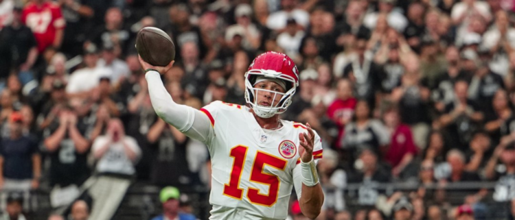 Chiefs sobreviven a Raiders y mantienen paso perfecto en la NFL