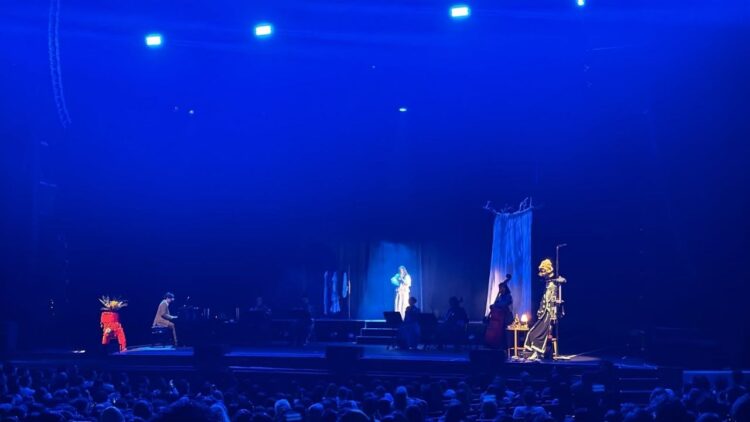 Natalia Lafourcade convierte el Teatro Metropólitan en la habitación de sus sueños