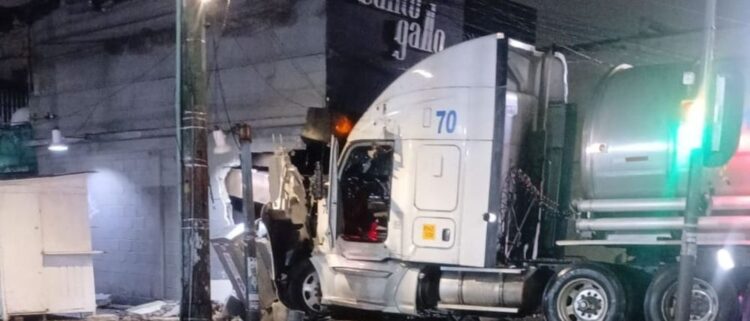 Conductor se queda dormido y choca pipa de agua contra panadería en Santa Bárbara, Iztapalapa