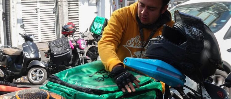 Protestan repartidores por app en el Congreso de la CDMX contra propuesta para prohibir el transporte de pasajeros en moto
